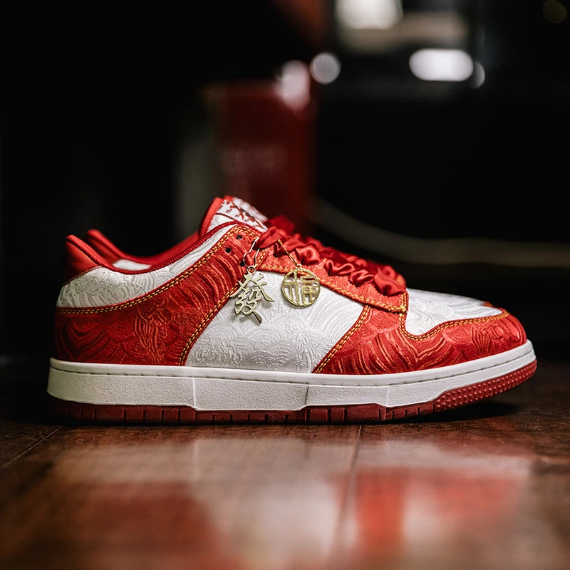 MRA红色刺绣板鞋国风发财鞋秋季新款情侣婚鞋运动休闲潮鞋子男女