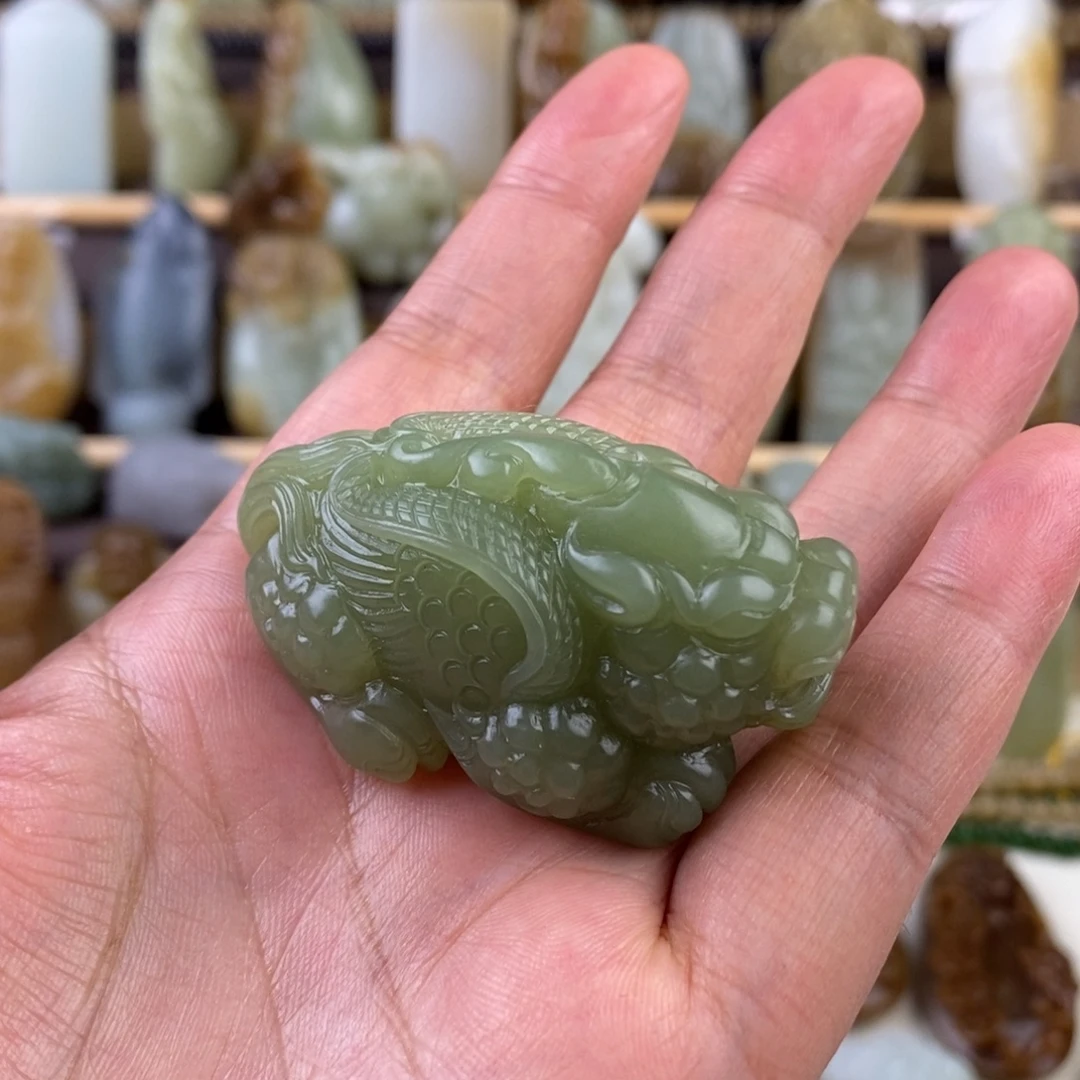 ****嘟和田玉未镶嵌颈饰