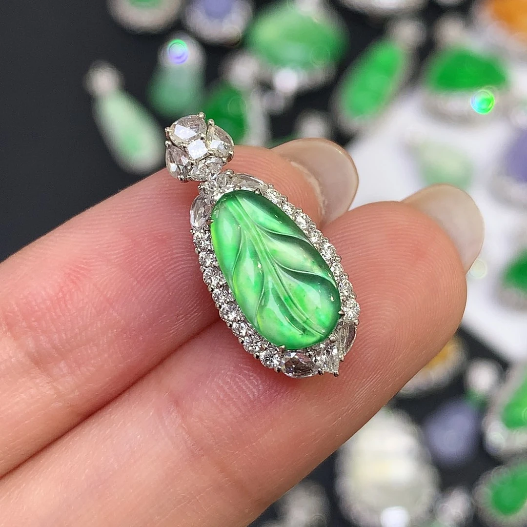 颈饰18K金镶嵌翡翠叶子