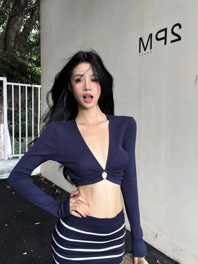 v领长袖T恤女短款显瘦辣妹上衣+翻折腰头撞色条纹半身裙