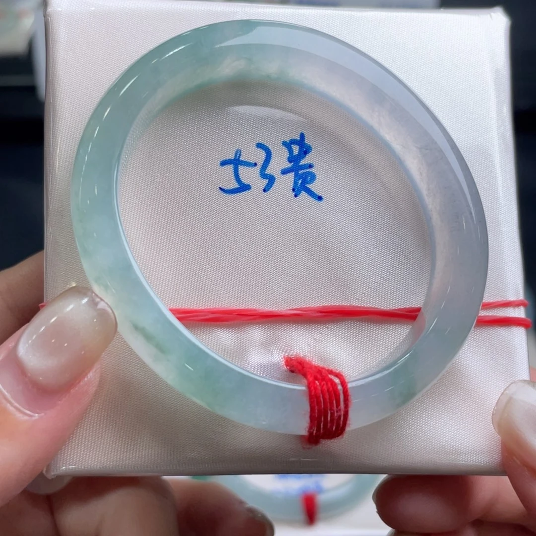未镶嵌手镯翡翠会发光的贵妃，六位数品质，小手来