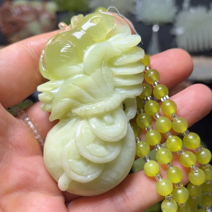 蛇纹石玉未镶嵌颈饰