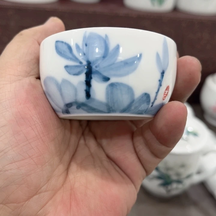 碗釉下五彩的瓷器和瓷器