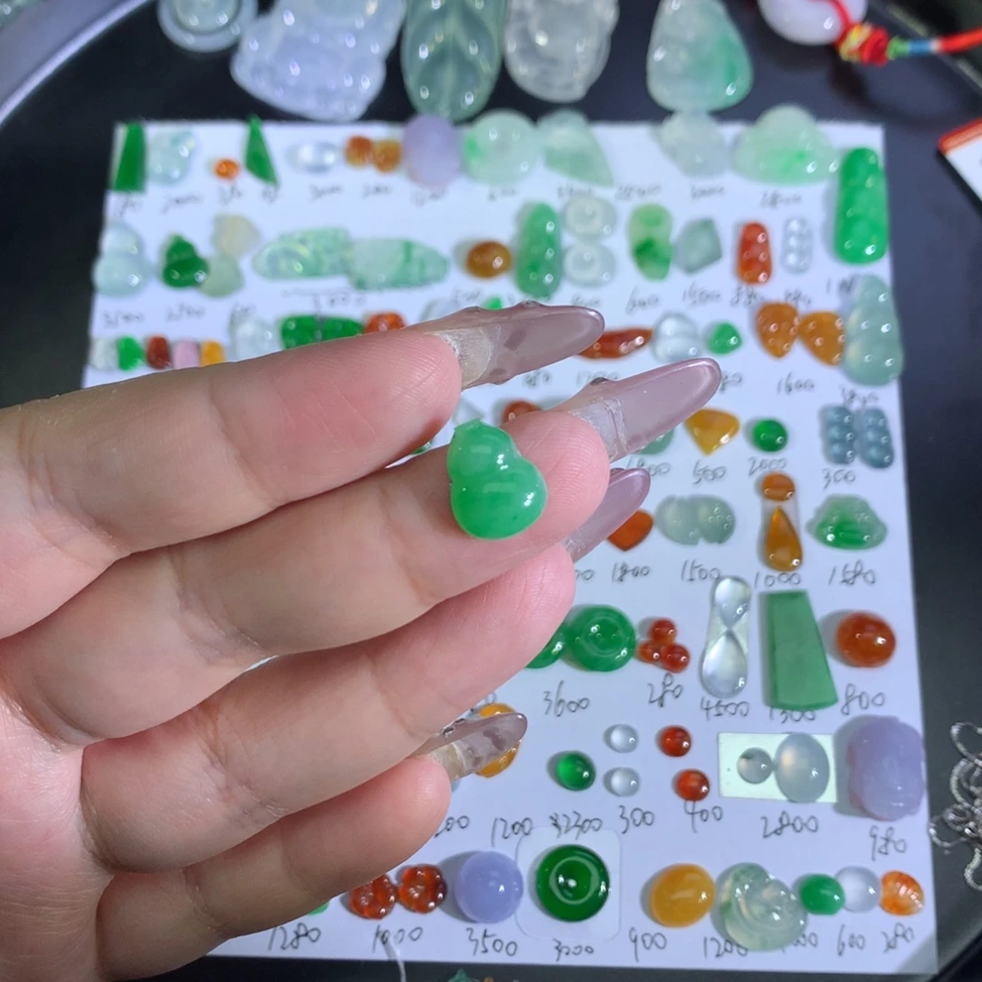 翡翠裸石未镶嵌绿葫芦