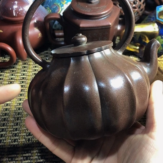 紫砂茶壶原矿泥料手工制作紫砂壶。