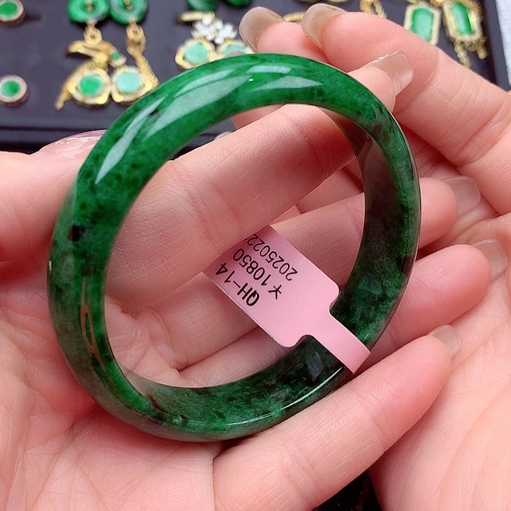 翡翠手镯未镶嵌翡翠