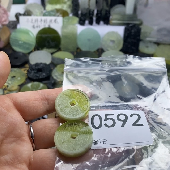 蛇纹石玉颈饰合金蟹***方