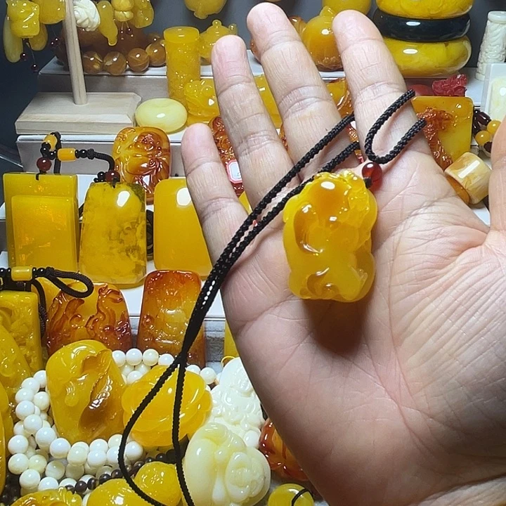 俏色貔貅挂件 服饰配饰