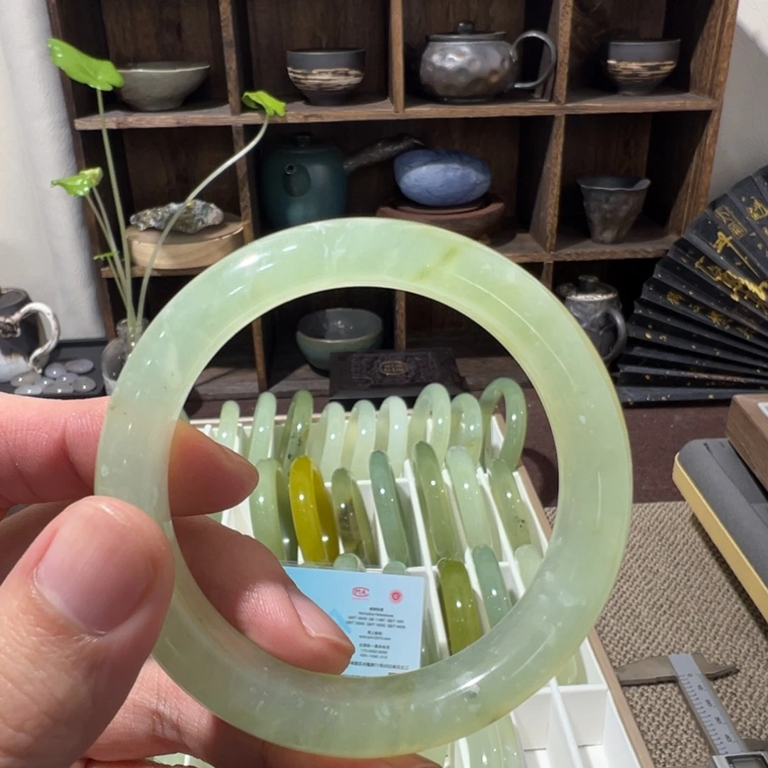 岫玉合金手镯飘花