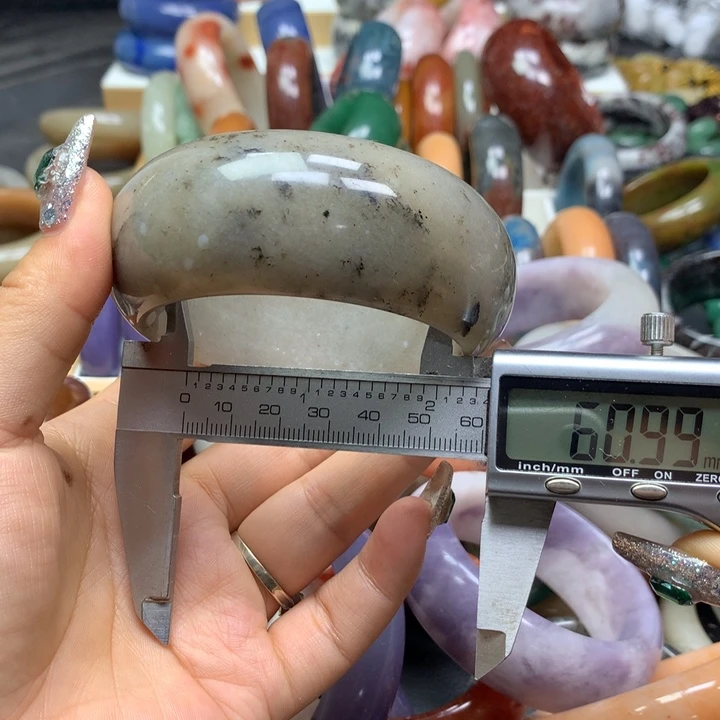 未镶嵌手镯石英质玉