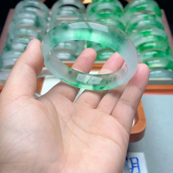 红***s石英质玉未镶嵌手镯