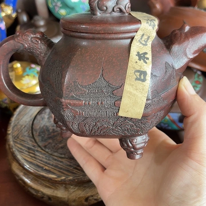 茶壶段泥原矿泥料手工制作的一把紫砂壶。