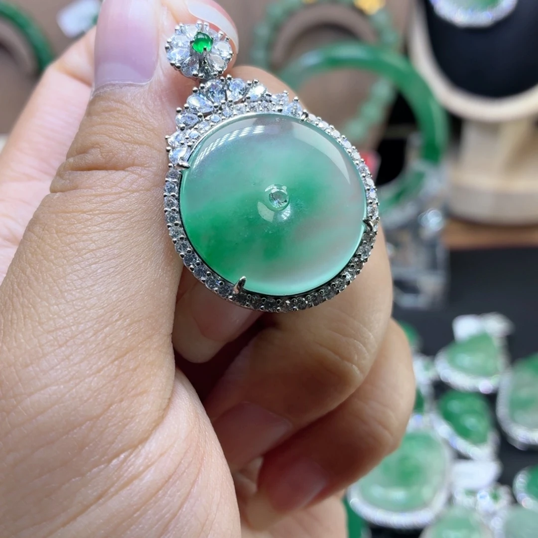 石英质玉（非洲翠）未镶嵌颈饰