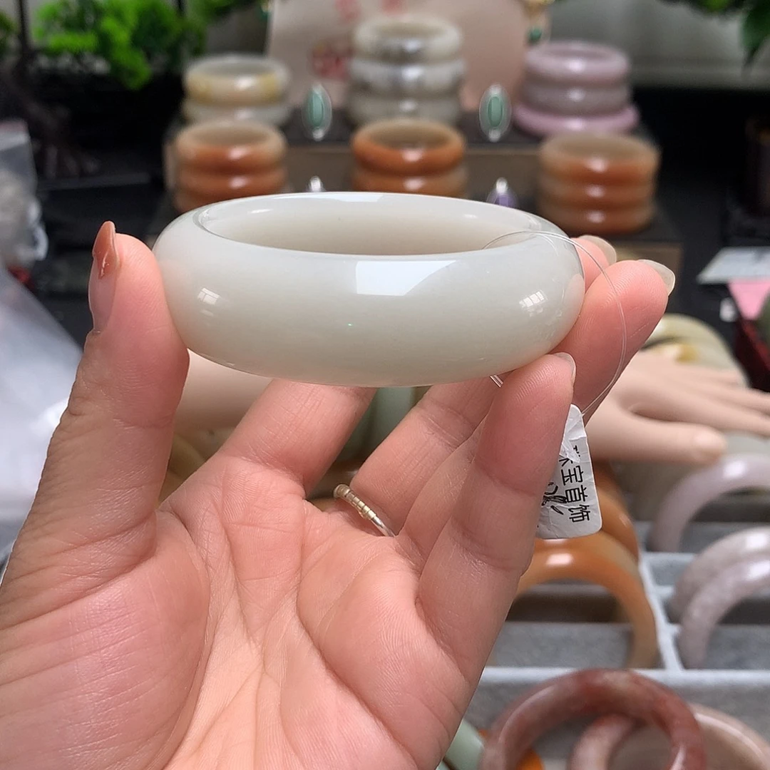 艳***艳未镶嵌玉石英质玉（佘太翠）
