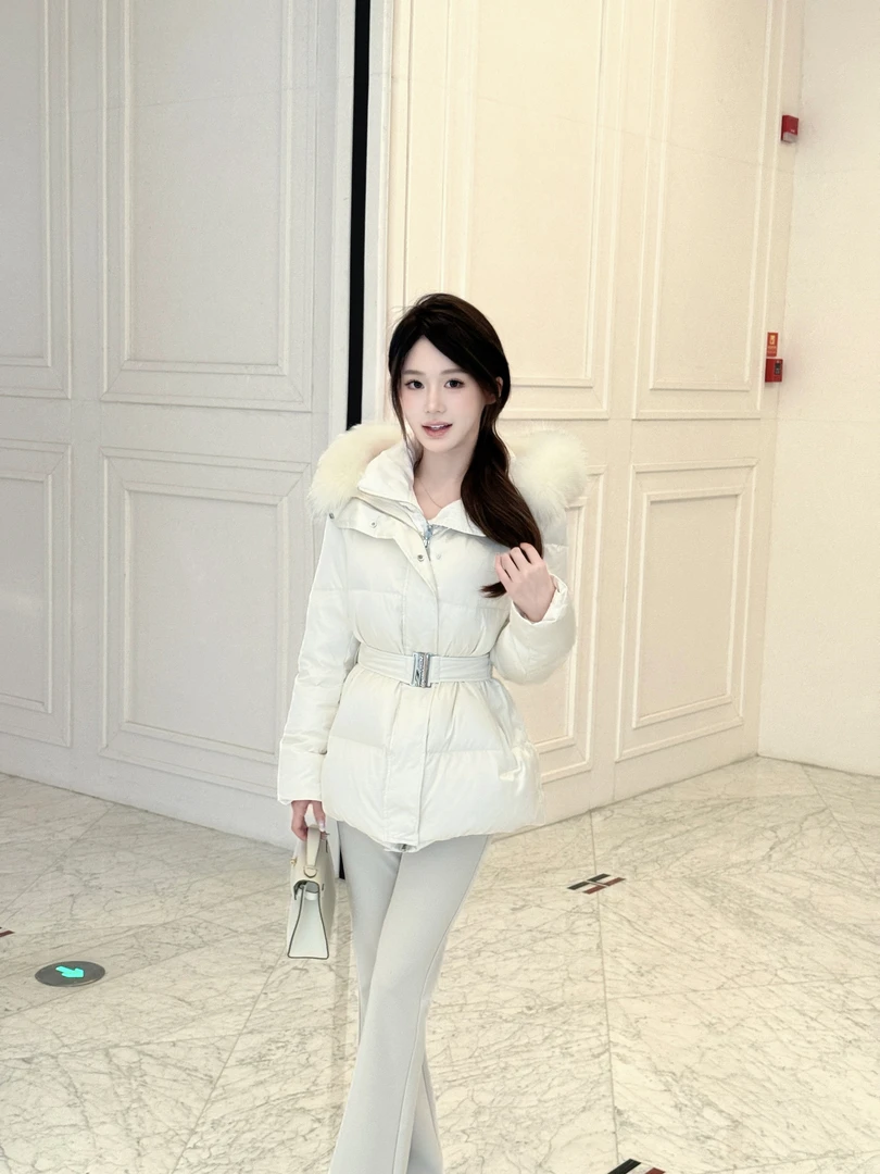 韩女氛围珠光感收腰羽绒服  新国标90白鸭绒真狐狸毛领