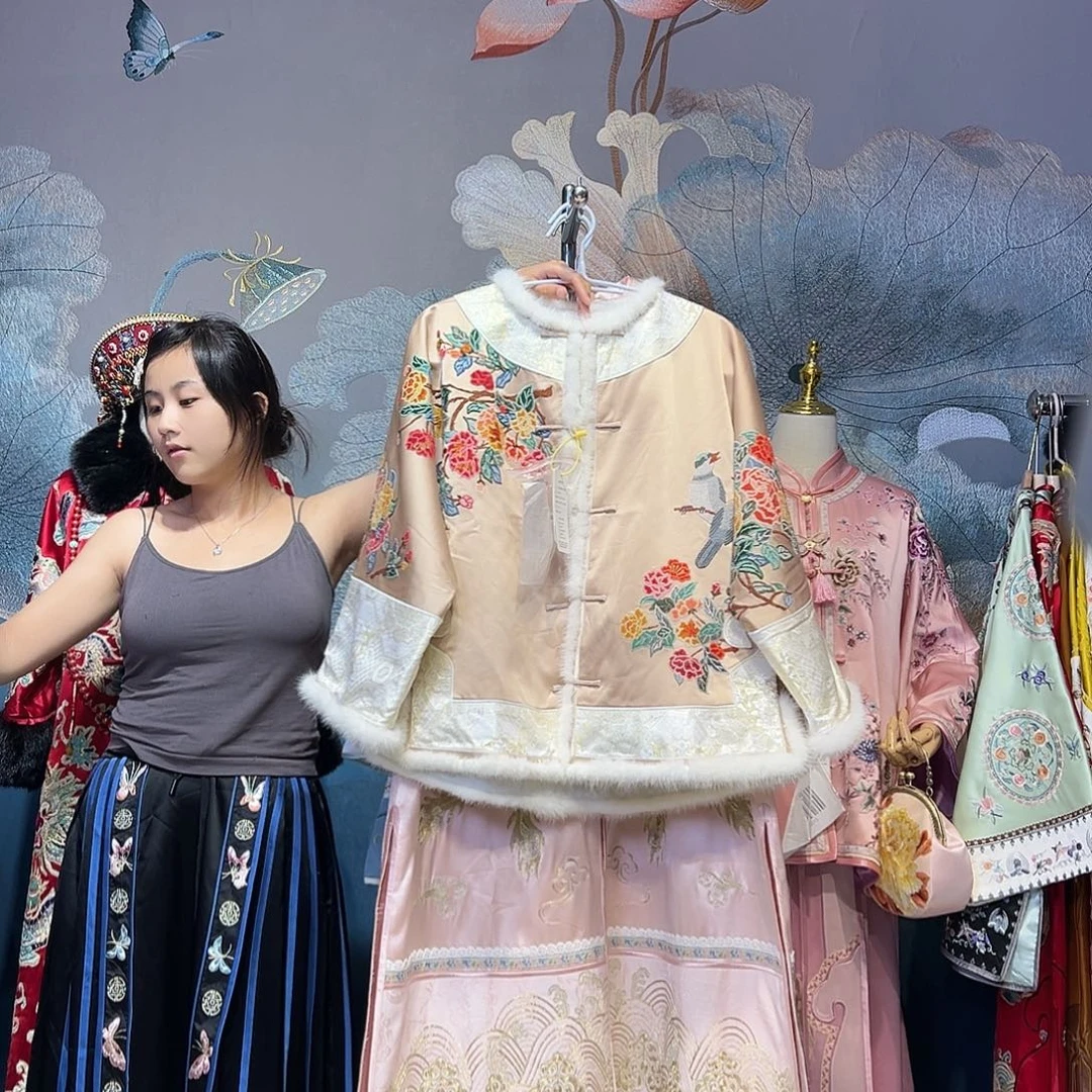 黄色蚕丝打籽绣雀上枝头短款棉服