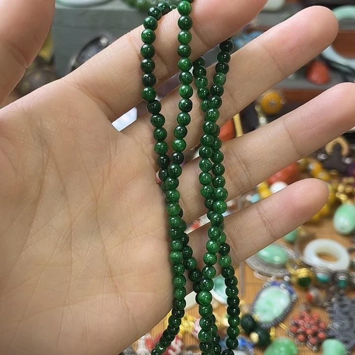 翡翠未镶嵌颈饰精美雕刻物件