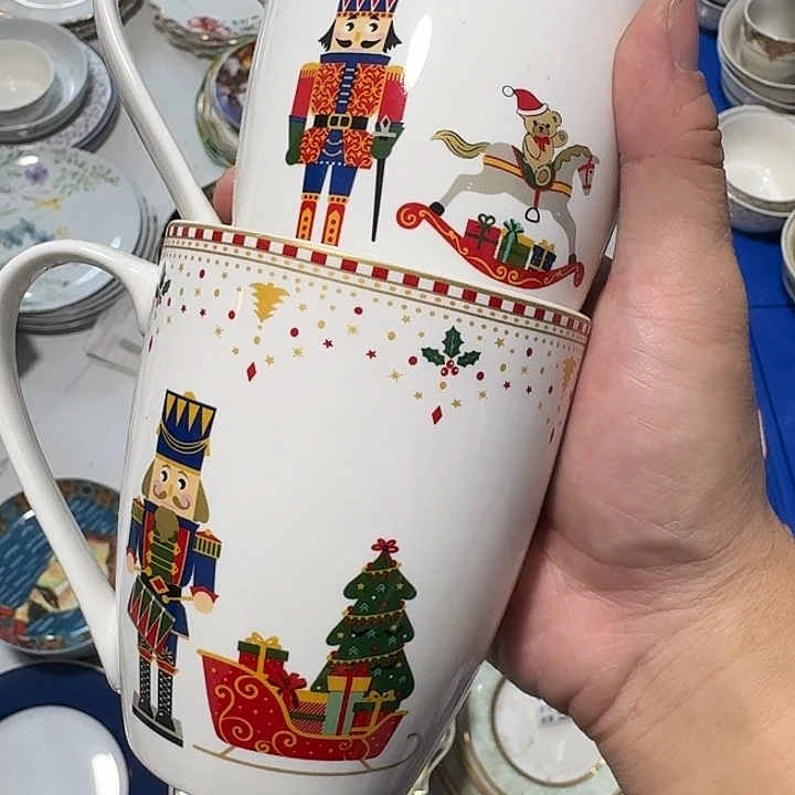 苍***光瓷4个杯子每个两款均价7.5一个