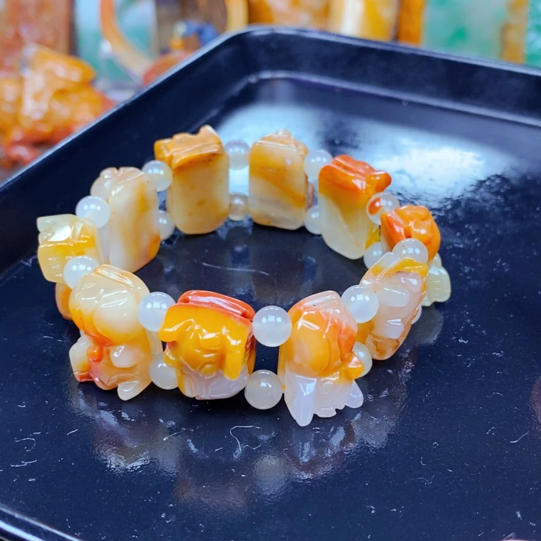 石英质玉（黄龙玉）未镶嵌颈饰
