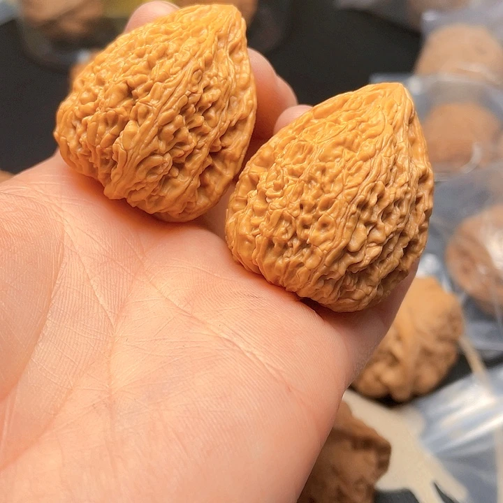 文玩核桃吊坠塔尖一对