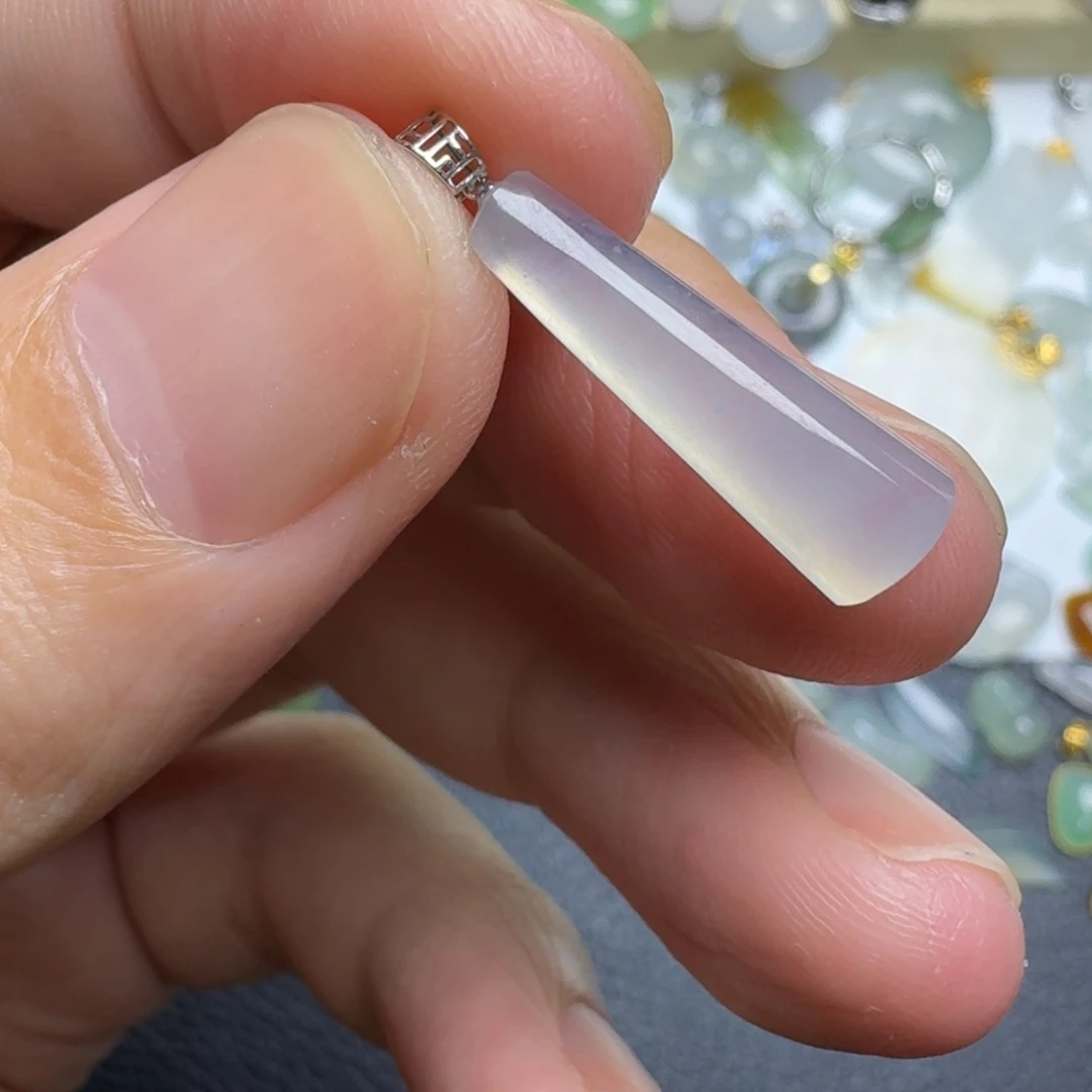 翡翠18K金镶嵌颈饰小冰柱