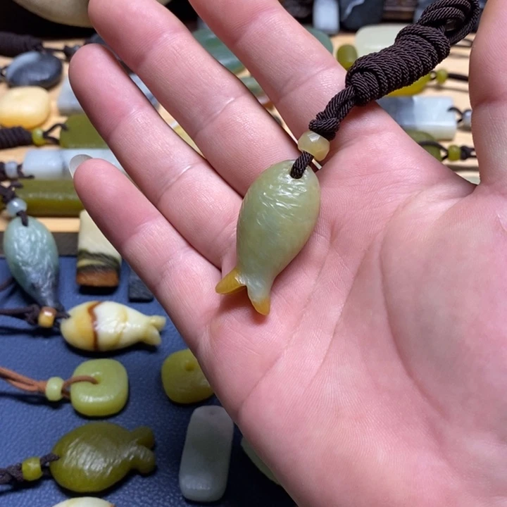 未镶嵌蛇纹石玉颈饰