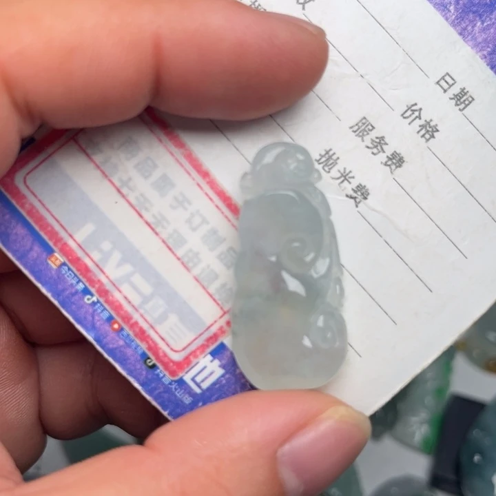 翡翠未镶嵌颈饰如意