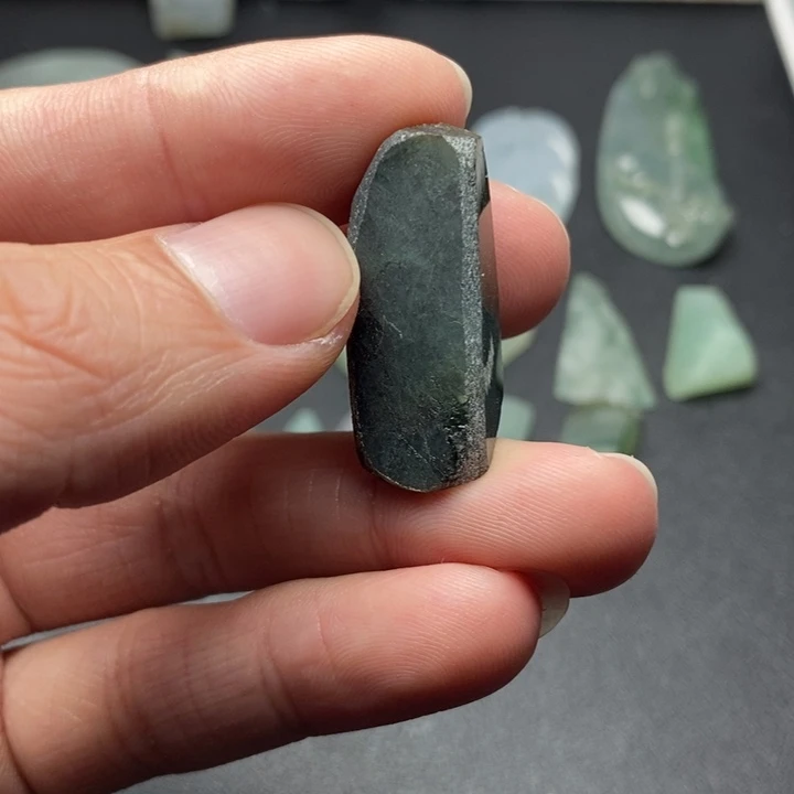 翡翠未镶嵌颈饰翡翠未镶嵌颈饰