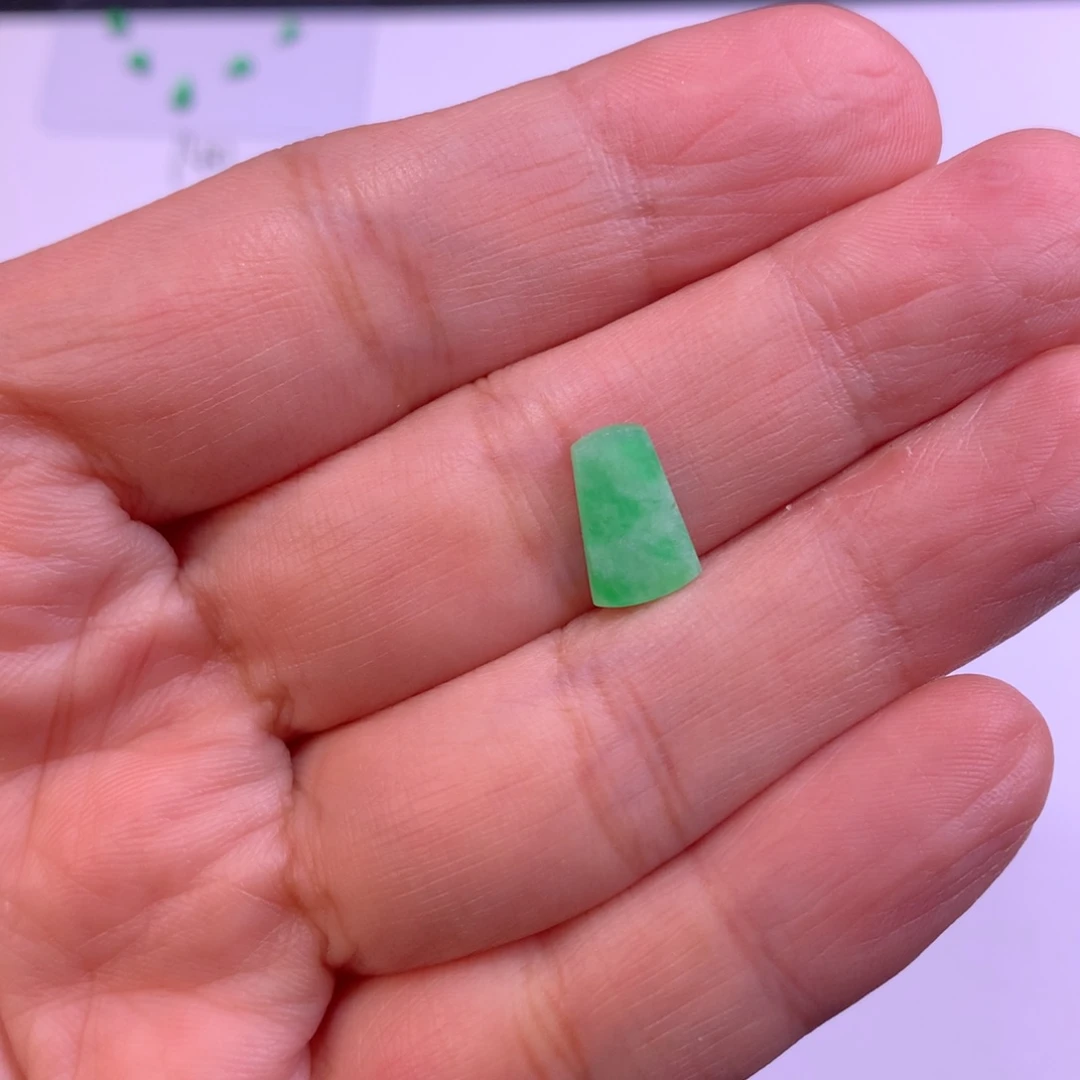 翡翠未镶嵌颈饰牌