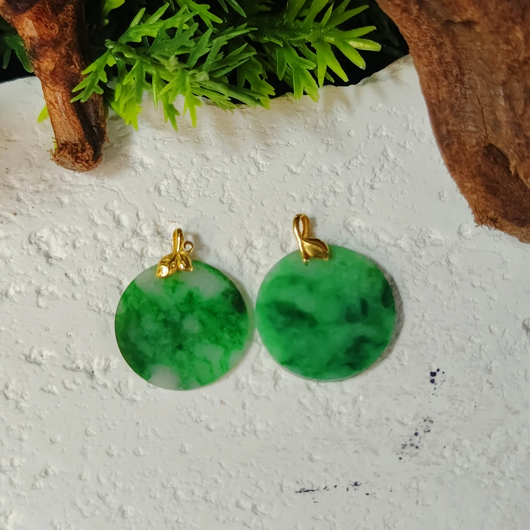 天然缅料翡翠A货18k圆牌吊坠/多样性发货一件（微瑕）