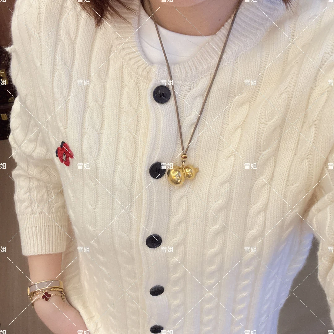 雪姐服饰「小马麻花开衫」新款针织圆领纽扣羊毛高级气质毛衣开衫
