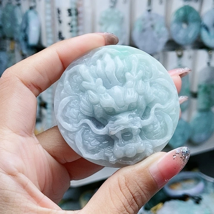 颈饰足铂镶嵌翡翠翡翠