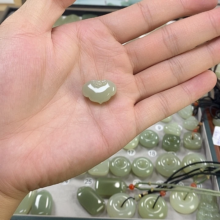 大***！颈饰未镶嵌和田玉