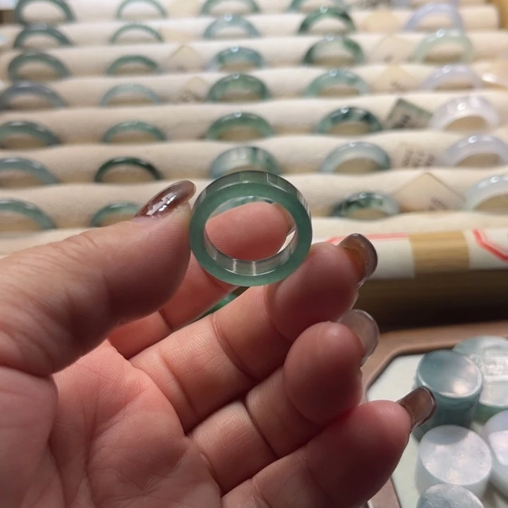 翡翠未镶嵌戒指蓝水