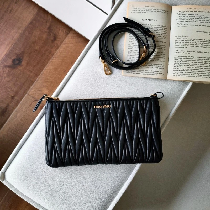 95新 MIU MIU/缪缪 Azul-黑金褶皱羊皮斜挎包/50560