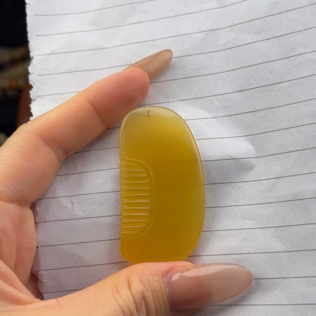 安***未镶嵌黄蜡石吊坠石英质玉