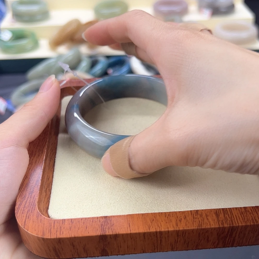 希***毅石英质玉手镯未镶嵌