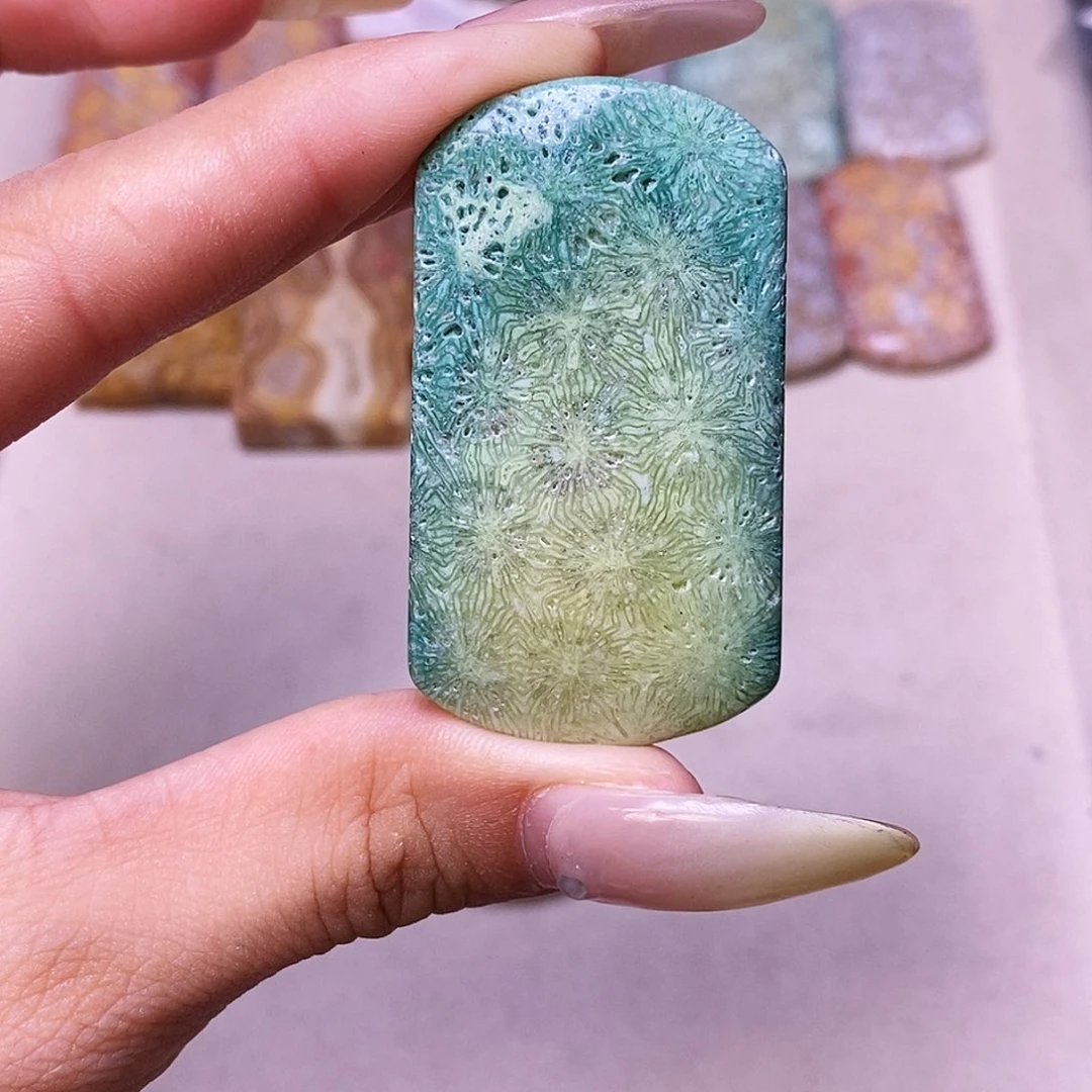 查罗石合金颈饰清**月