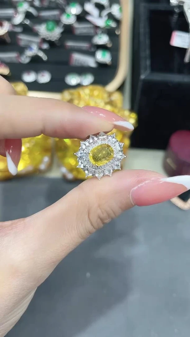 18K金镶嵌彩色蓝宝石戒指黄色蓝宝石