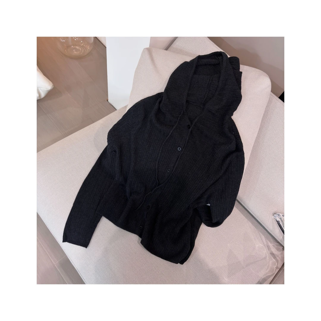 黑灰色针织纽扣帽衫