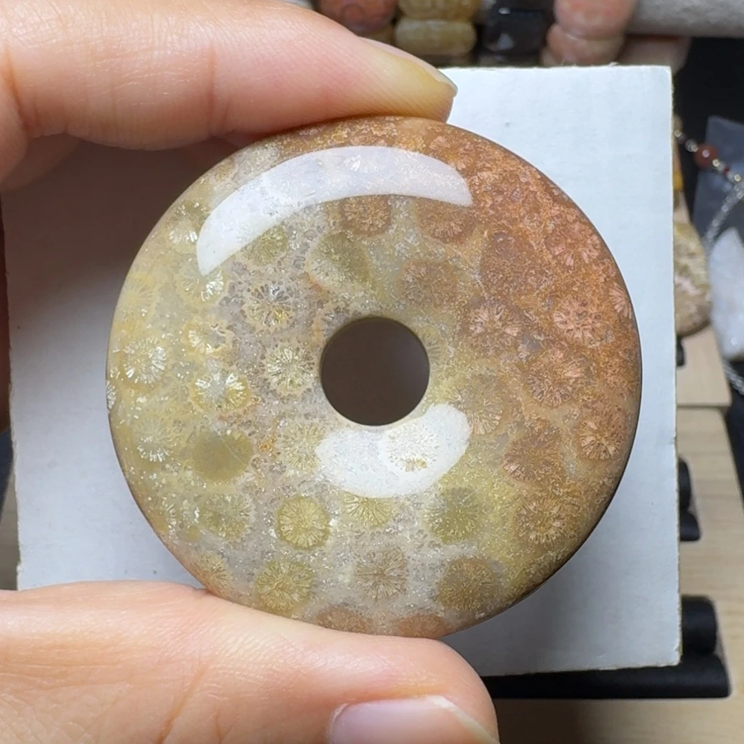 硅化玉未镶嵌红绿双色 可盘，有点骨骼