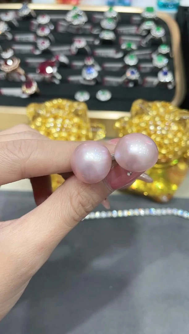 18K金镶嵌马贝珠耳饰