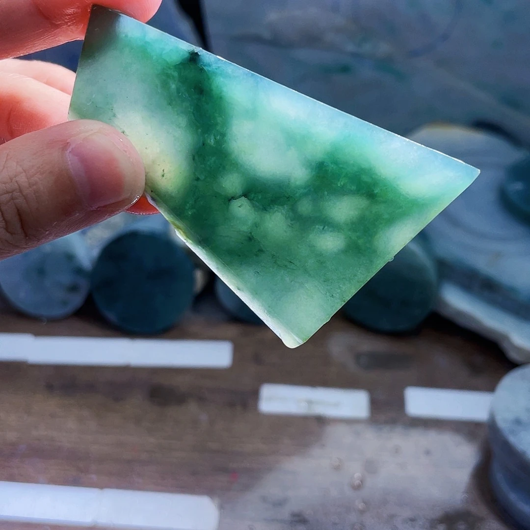 翡翠未镶嵌颈饰毛料7