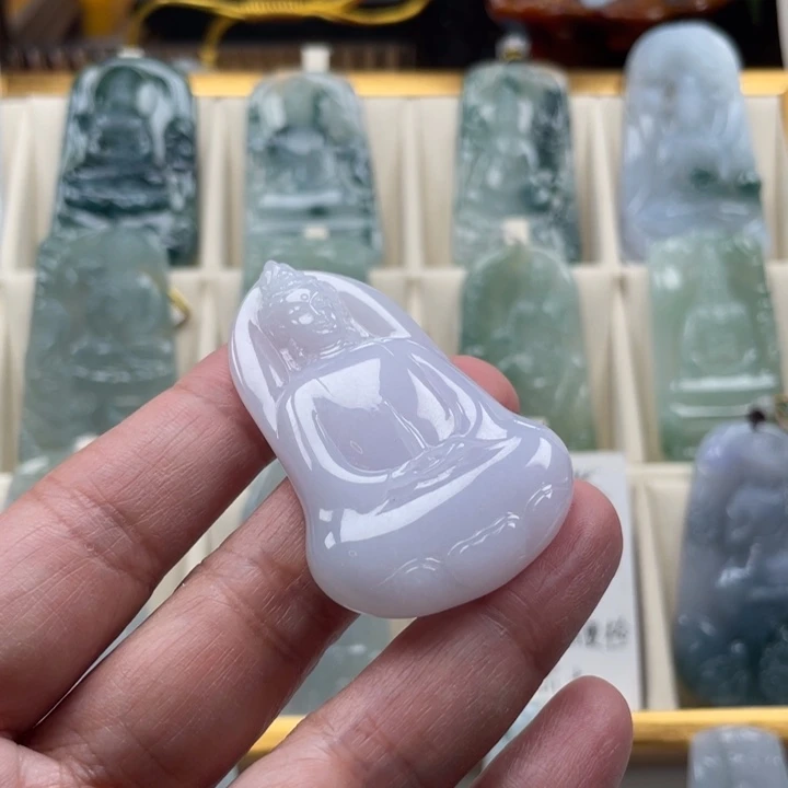 翡翠未镶嵌颈饰观音