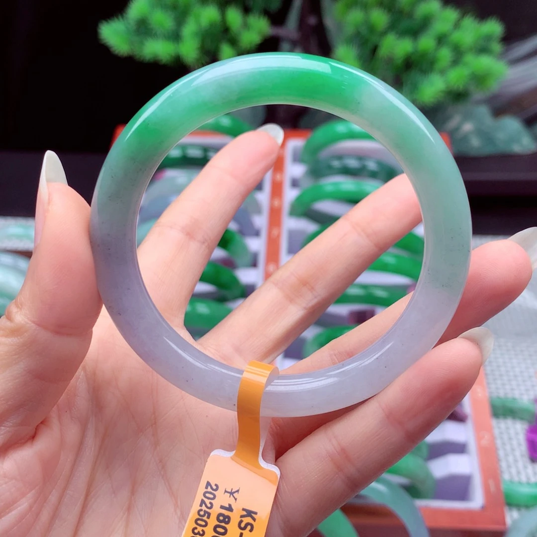 翡翠手镯未镶嵌翡翠