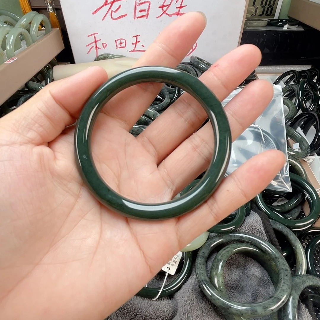 和田玉手镯未镶嵌果**、