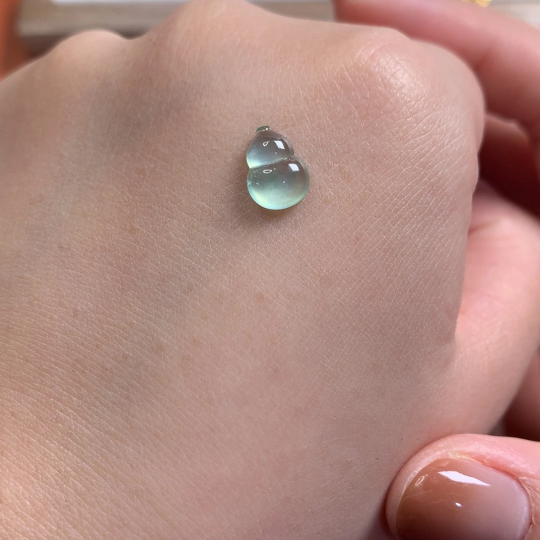 翡翠未镶嵌颈饰葫芦