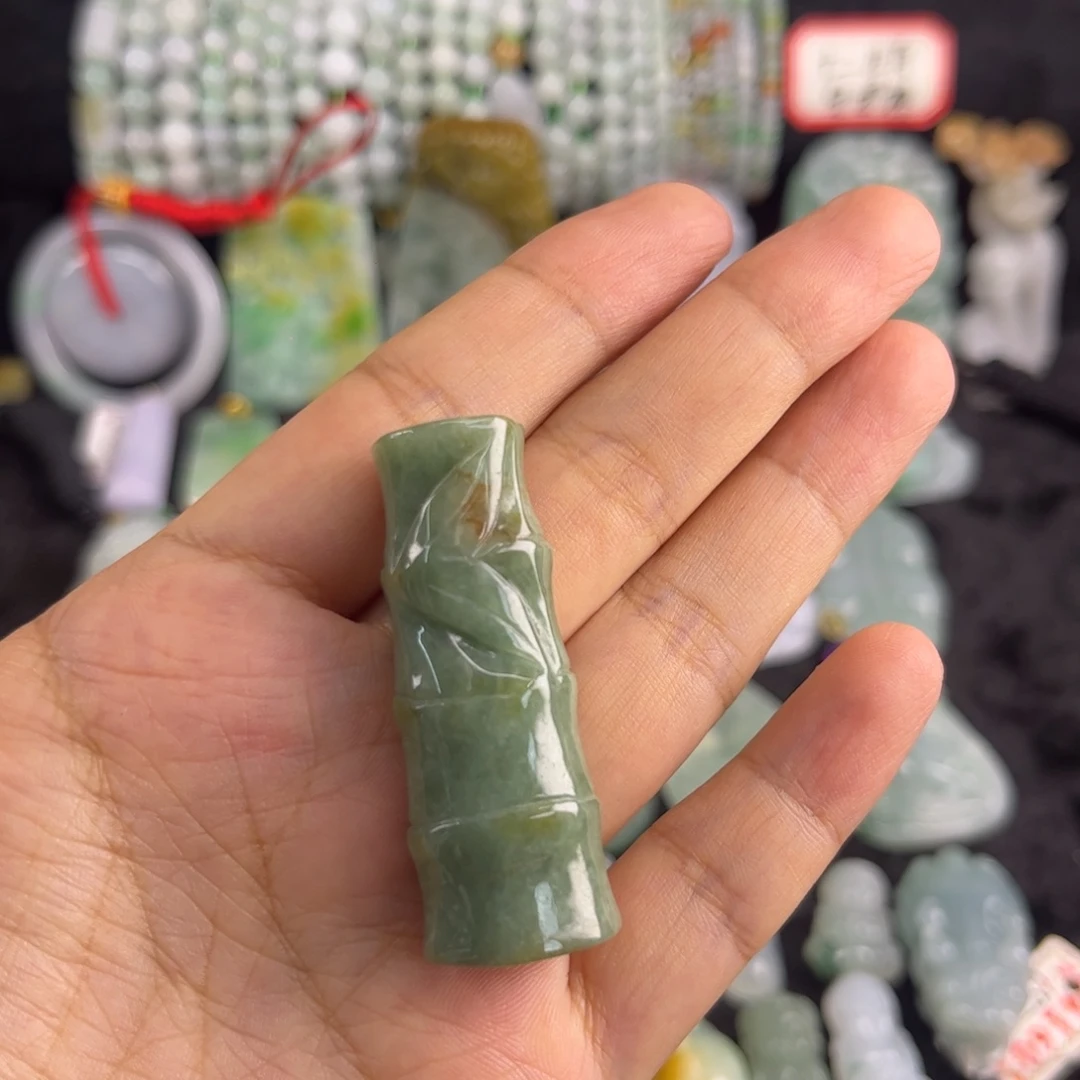 翡翠未镶嵌吊坠(不含链)瑕疵