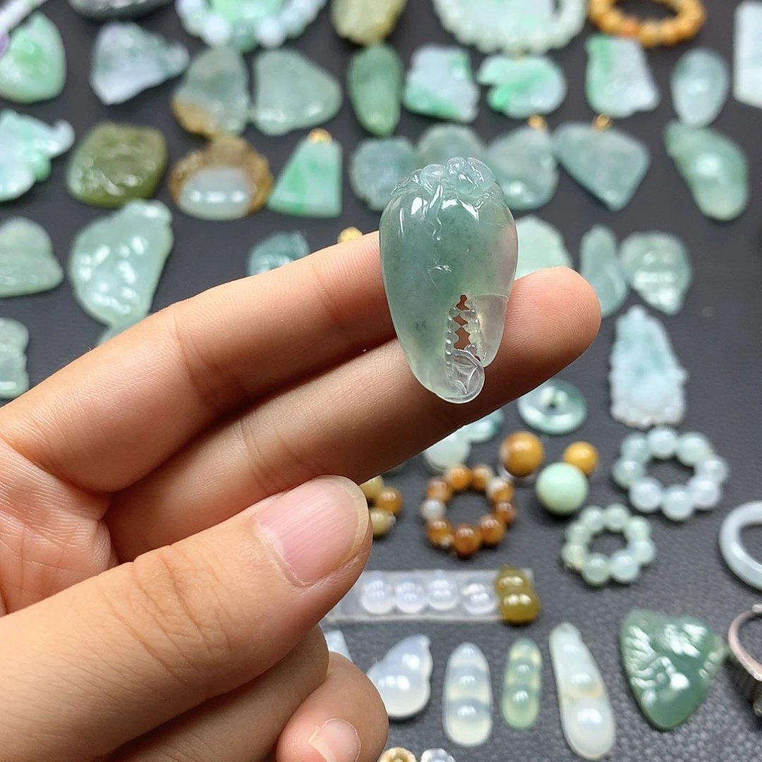 翡翠未镶嵌颈饰蟹钳