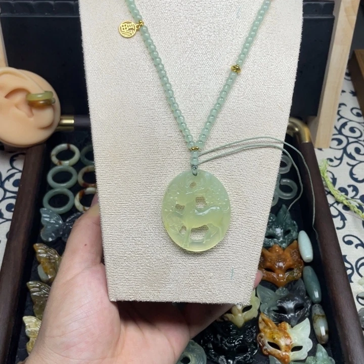 蛇纹石玉未镶嵌颈饰